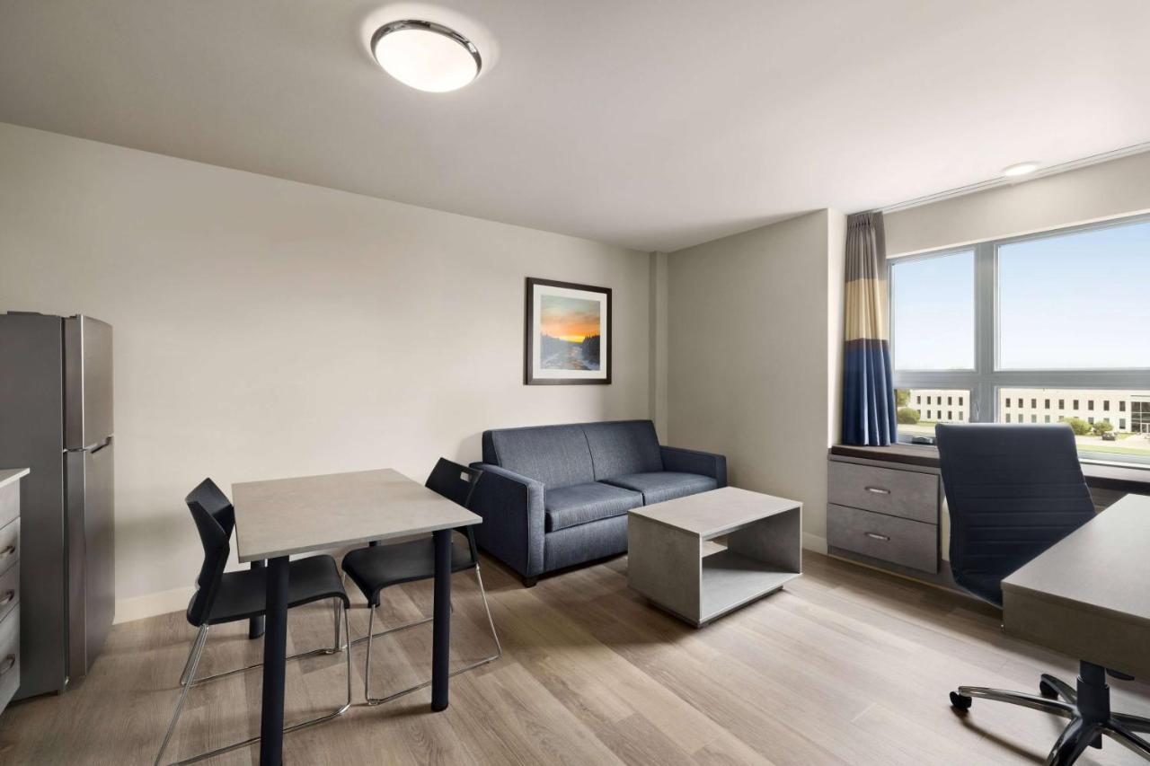 Microtel Inn&Suites Montreal Airport-Dorval QC Exterior foto